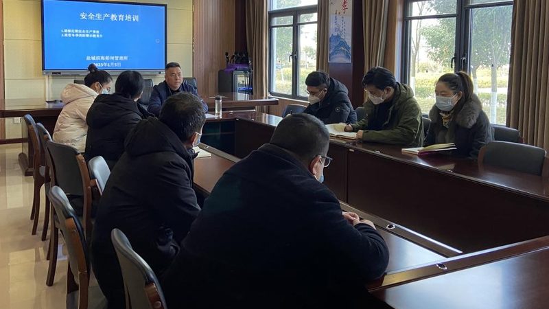 然而，学历教育也存在一定的局限性：